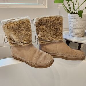 Toms Nepal Suede Fuzzy Boots Womens